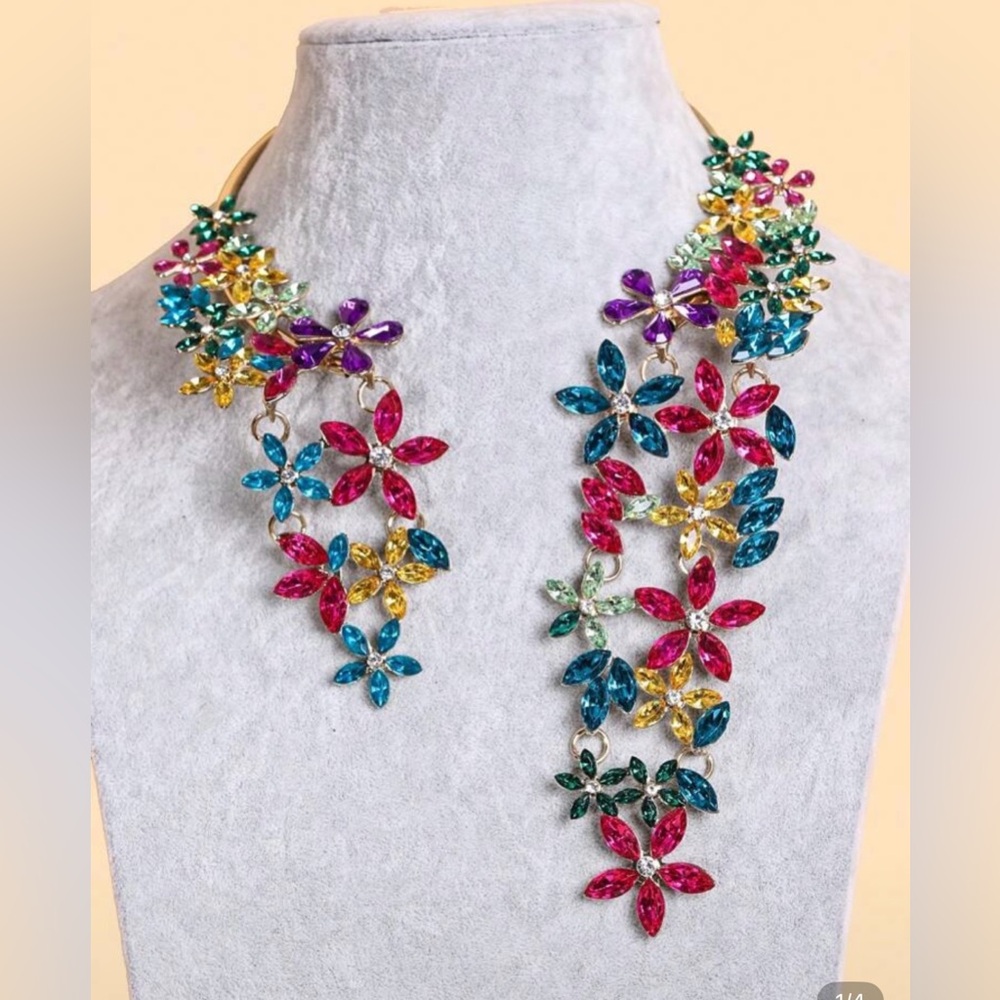 NIP Necklace Rhinestone encrusted . Glamorous statement piece! Zinc alloy. ❤️🩷💙